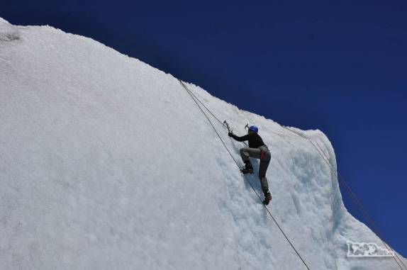 Quase chegando no alto da parede de gelo no glaciar Viedma, no Parque Nacional Los Glaciares, região de El Chaltén, no sul da Argentina